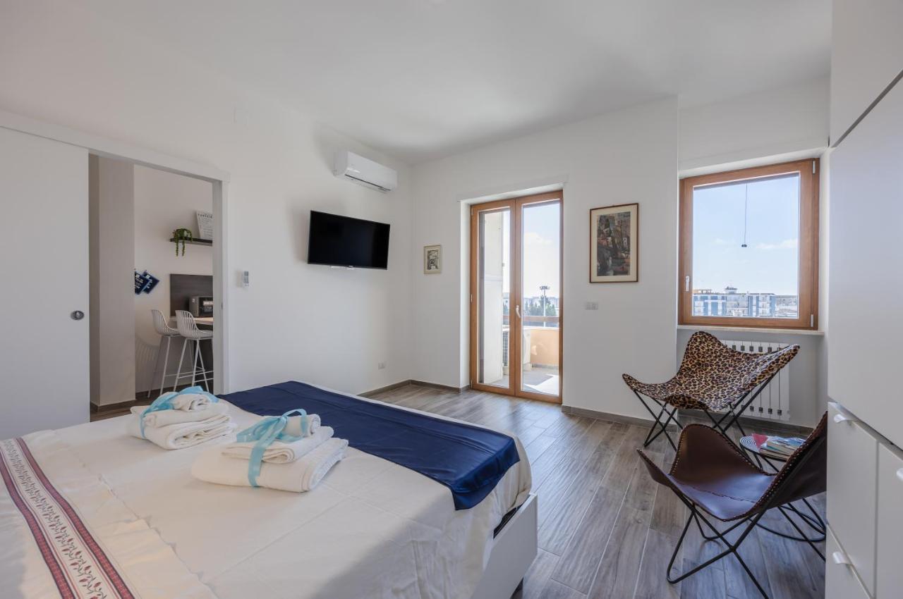 Licia & Tonino Apartments Near The Station Lecce Bagian luar foto