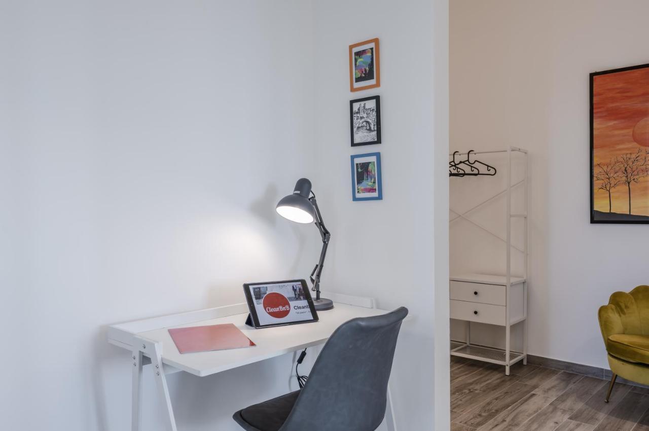 Licia & Tonino Apartments Near The Station Lecce Bagian luar foto