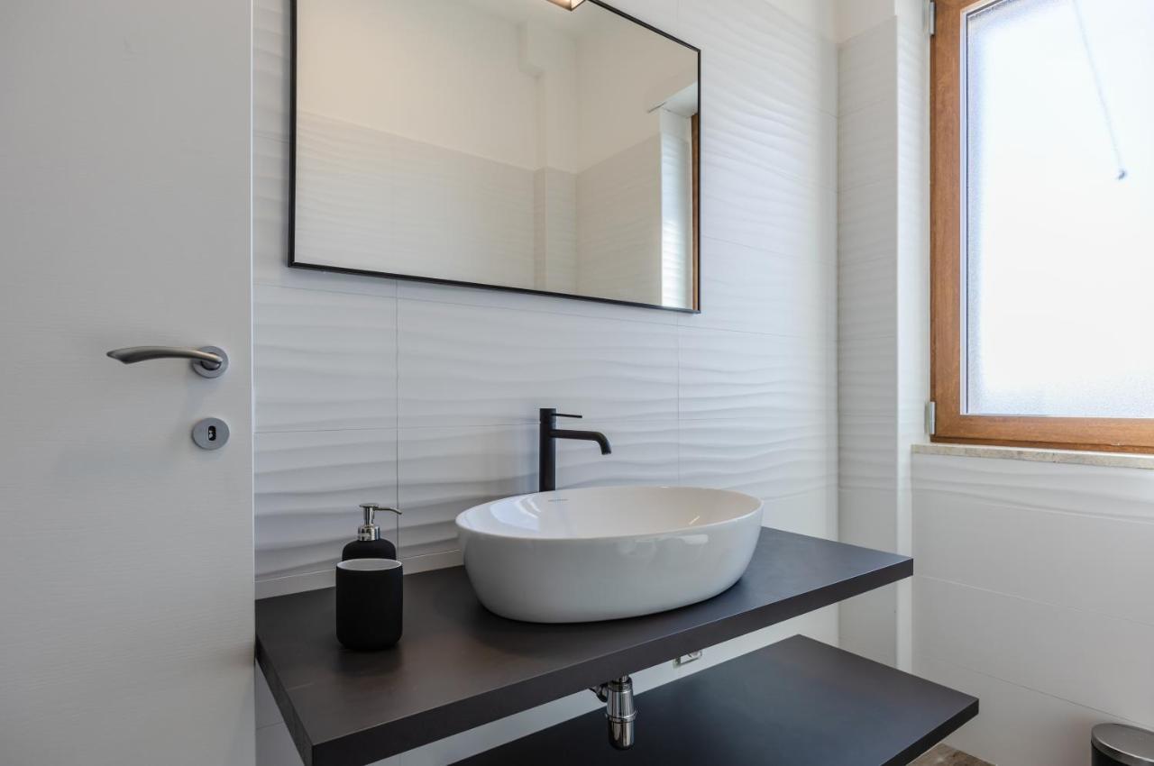 Licia & Tonino Apartments Near The Station Lecce Bagian luar foto
