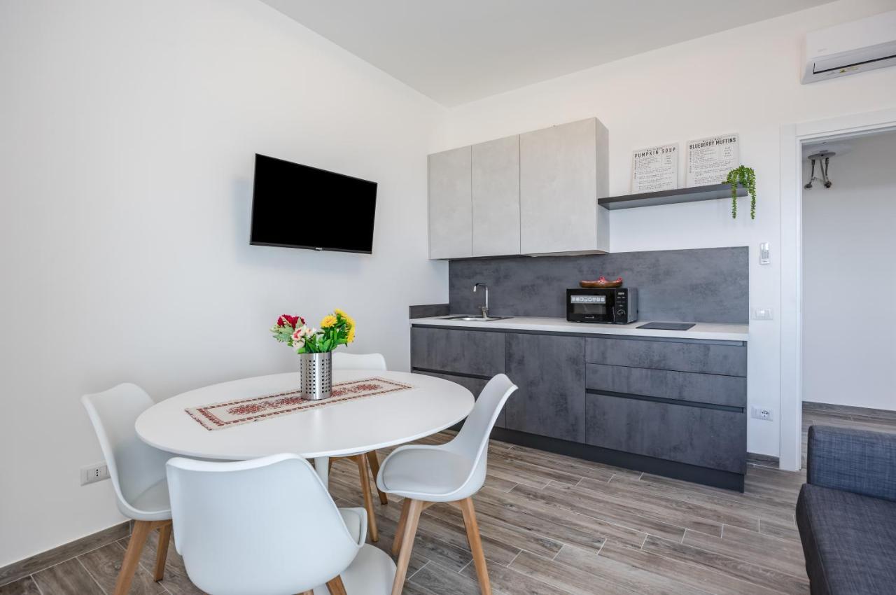Licia & Tonino Apartments Near The Station Lecce Bagian luar foto