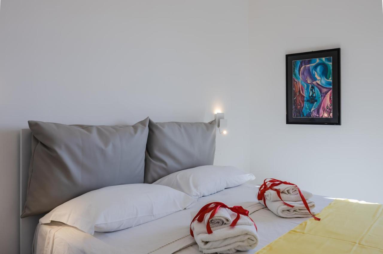 Licia & Tonino Apartments Near The Station Lecce Bagian luar foto