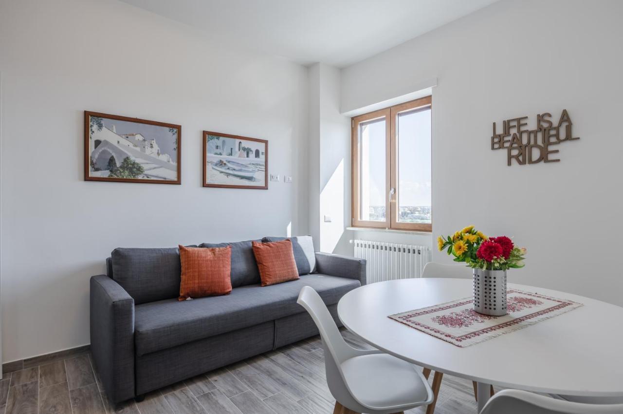 Licia & Tonino Apartments Near The Station Lecce Bagian luar foto